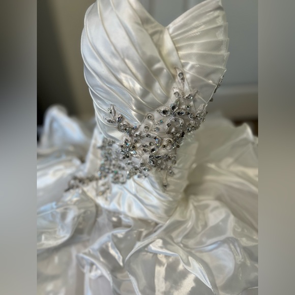 White ballgown never worn - Picture 2 of 2